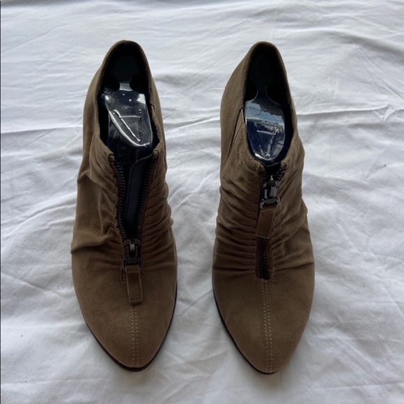 ❣️Aerosoles Brown Suede Heeled Ankle Boots❣️ - Picture 3 of 7